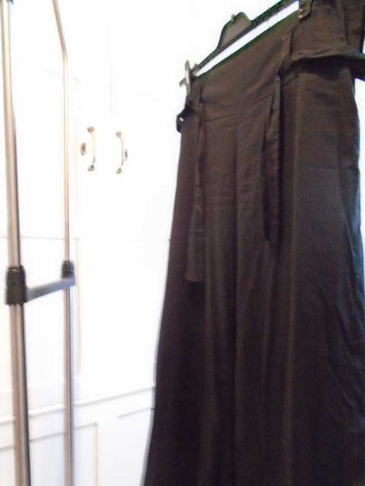 Calças pretas modelo balão