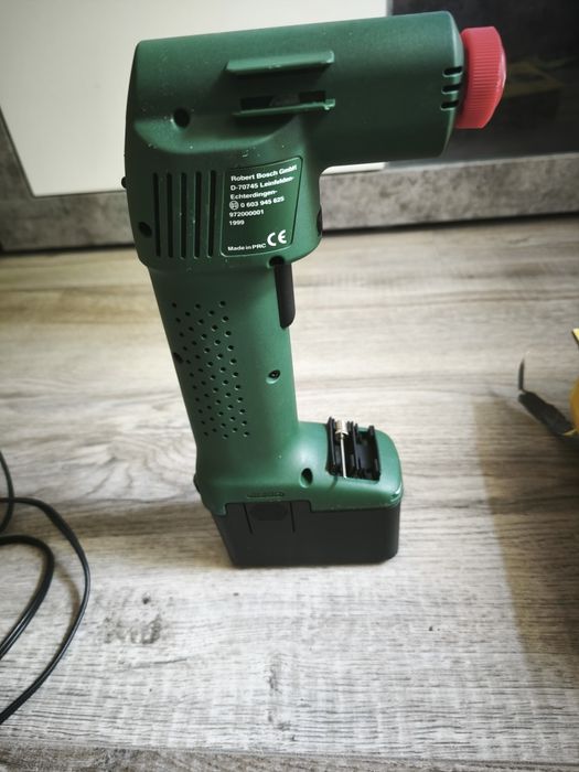 Akumulatorowy kompresor Bosch PAG 9.6V