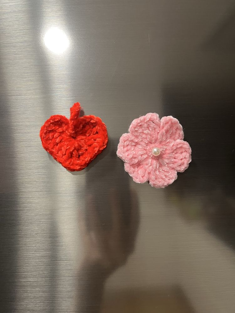 Coracoes e flores em crochê