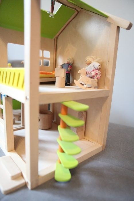 Hape - Drewniany domek dla lalek z wyposażeniem Happy Villa + Światło