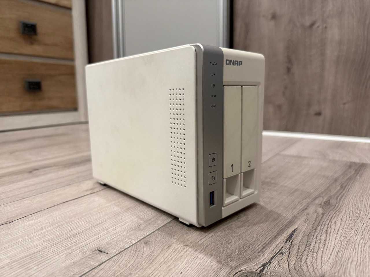 QNAP D2 - NAS, 2 x 3.5/2.5 HDD, 1Gb RAM, 2 x 1 Gb Ethernet