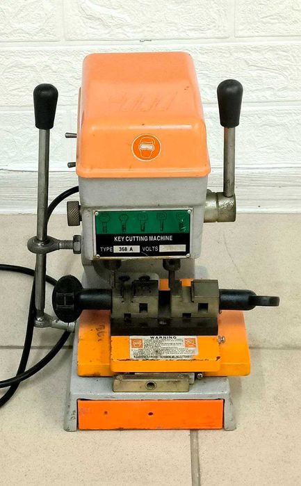 Вертикально-фрезерний верстат для виготовлення ключів, дублікатор