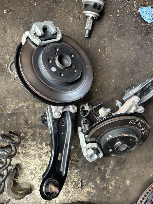 Цапфа ричаг поворотний кулак пружина супорт взборі Toyota BZ4X