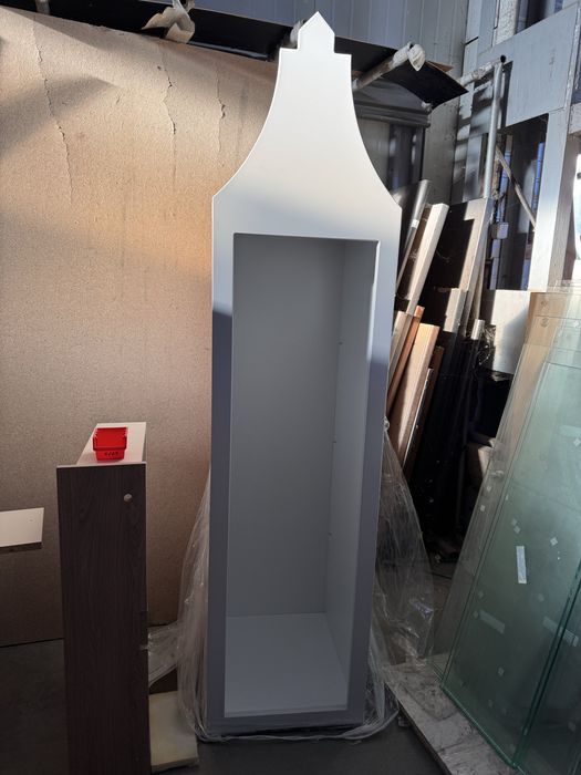 Piękna szafa do pokoju dziecięcego w kształcie domku