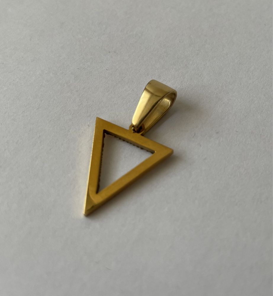 Piękna zawieszka do łańcuszka w kształcie trójkąta złota