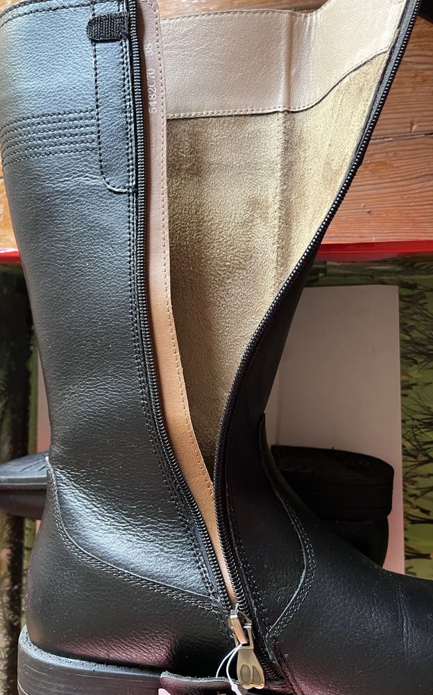 Botas em pele novas