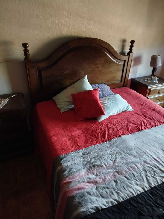 Cama de casal de madeira