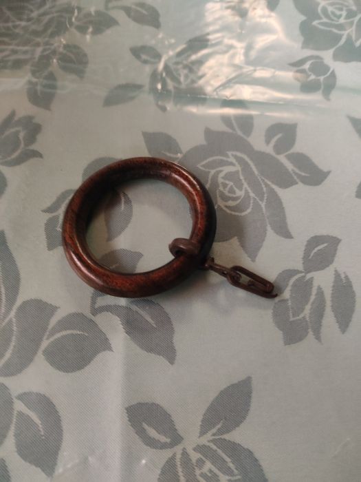 Vendo várias argolas para cortinados com os assessórios