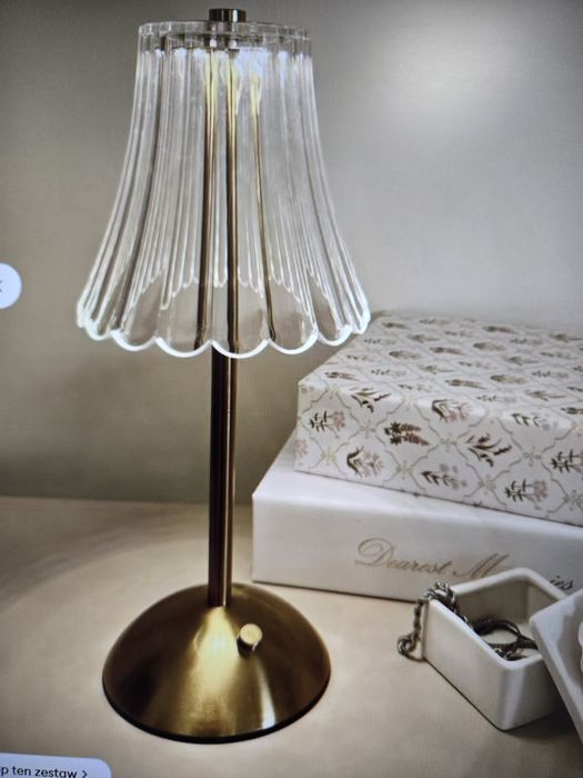 Lampka stojąca z przezroczystym kloszem