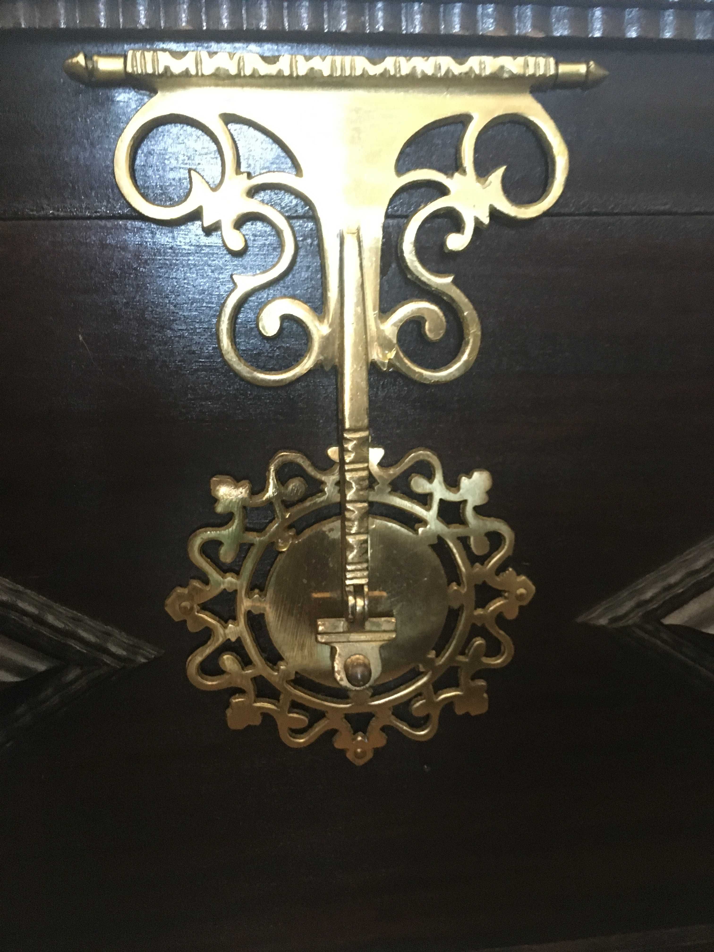 Arca de Madeira com Decoração Dourada