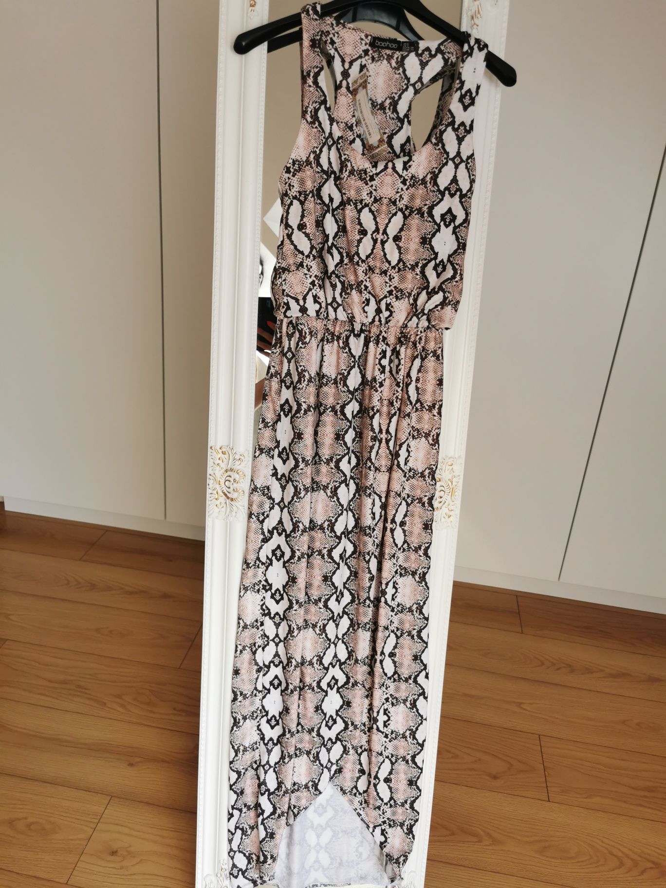 Długa sukienka wężowy print Boohoo