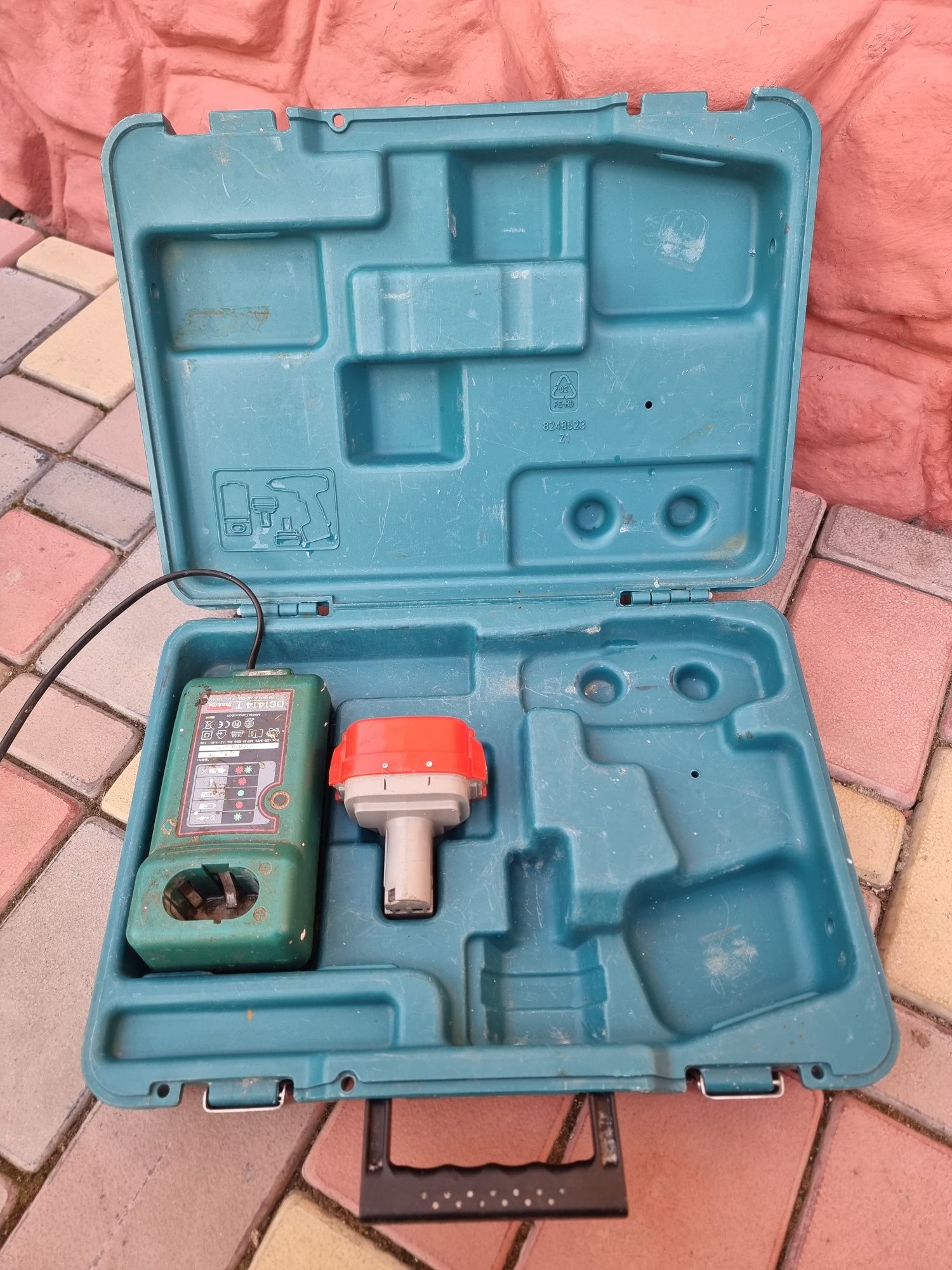 Зарядний пристрій Makita 12v