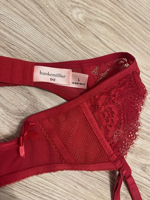 Кружевной красный пояс для чулок hunkemoller
