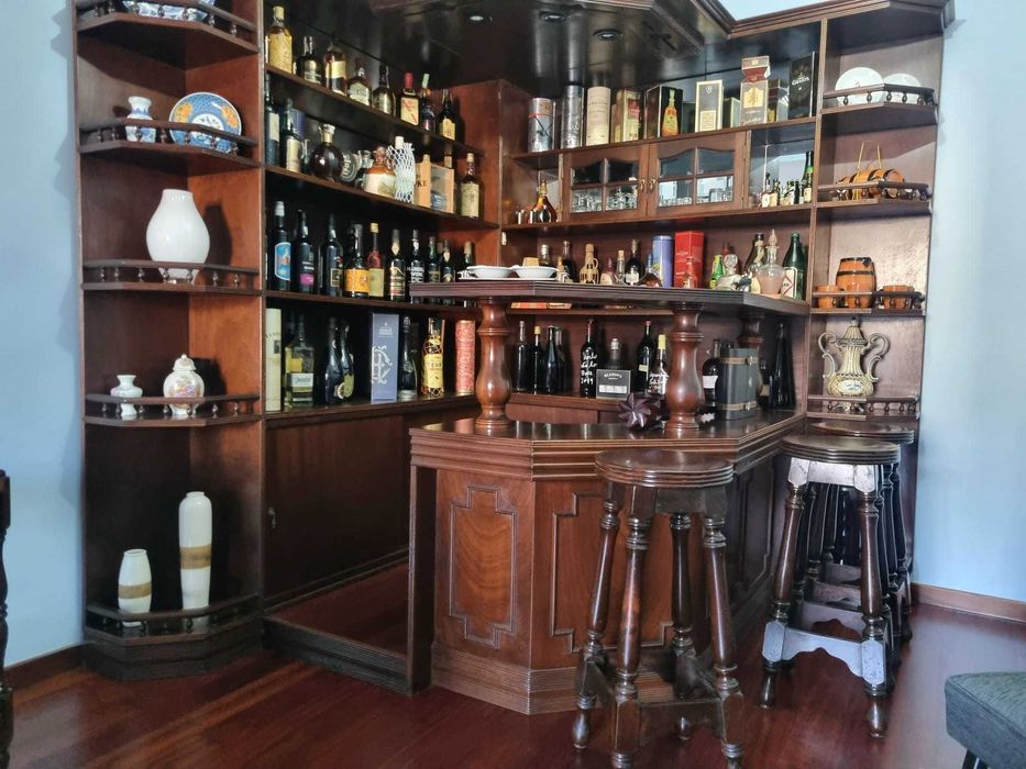 Bar em madeira mogno