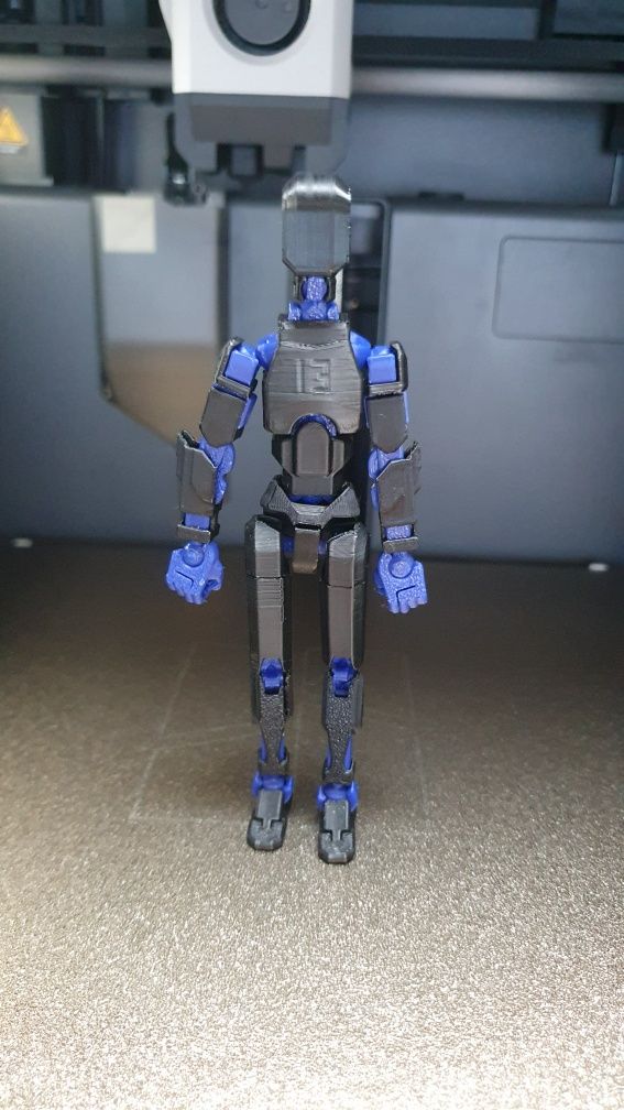 Figurka wojownik z drukarki 3d ruchomy (klon-minilegendy]