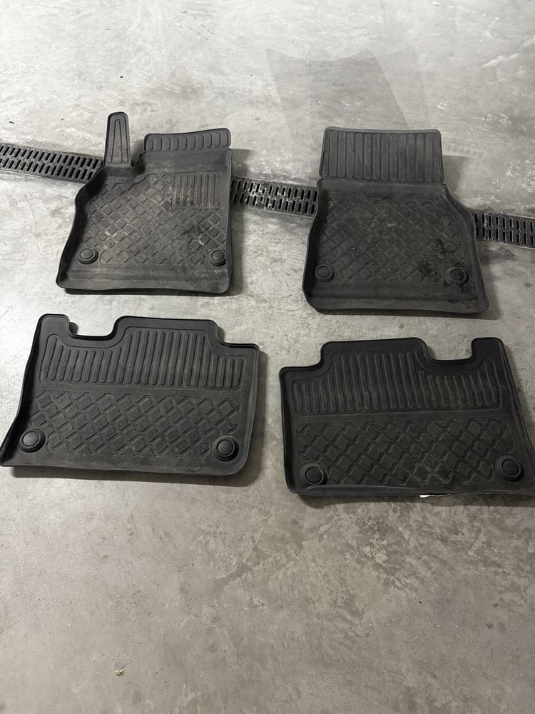 Tapetes tesla model Y em borracha usados