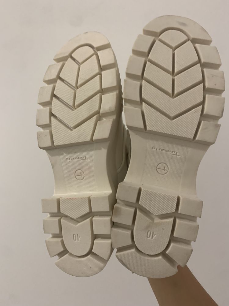 Sznurowane obuwie sportowe offwhite Tamaris rozmiar 40 białe