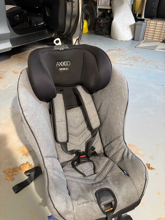 Fotelik samochodowy Axkid - starsze samochody