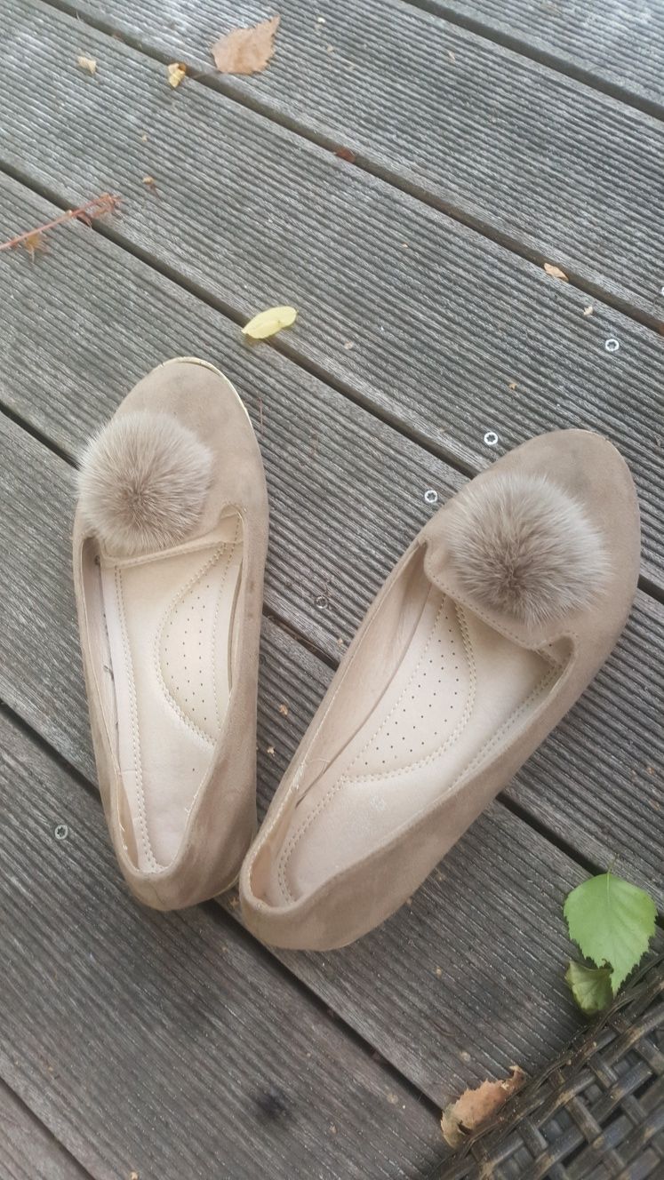 Beżowe buty na płaskim obcasie baletki baleriny mokasyny z pomponem 40