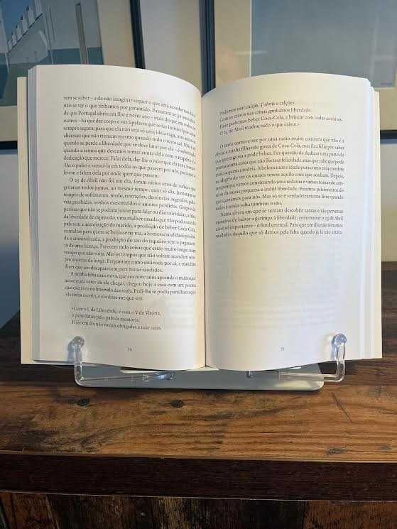 Suporte de leitura em acrílico e metal.