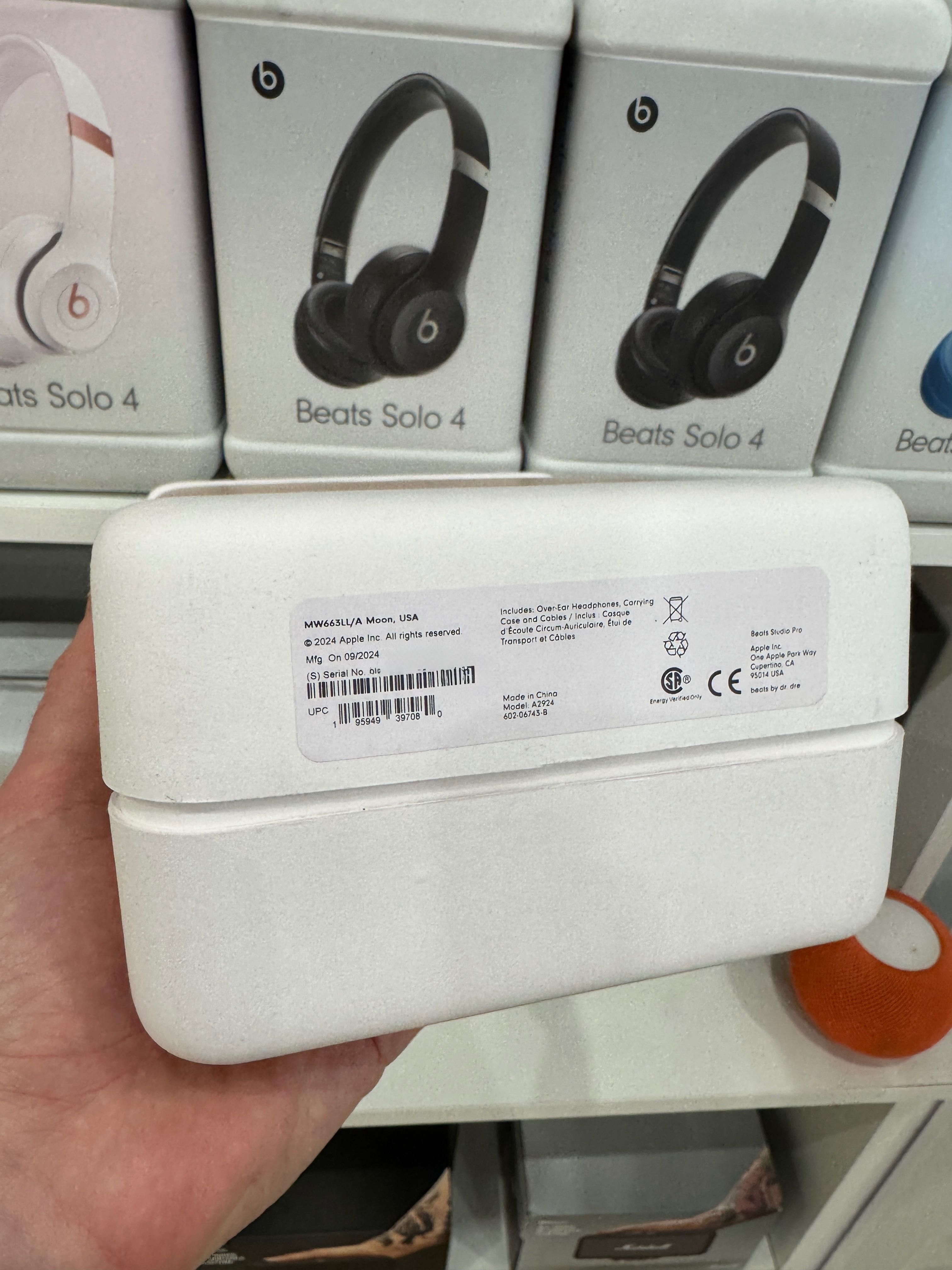 Нові Beats Studio Pro х Kim Kardashian Special Edition Moon MW663