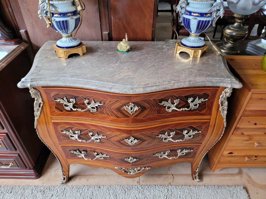 Excelente cómoda estilo Luís XV - Restaurada muito recentemente