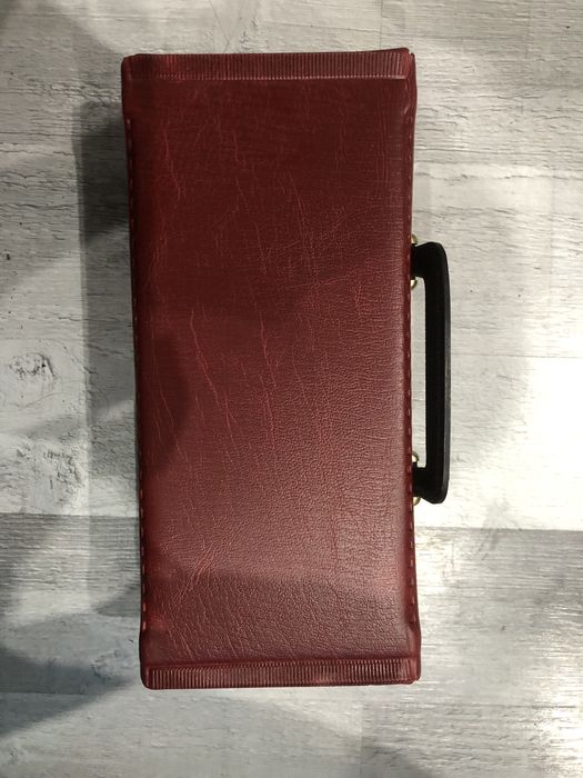 Elegancki czerwony kuferek