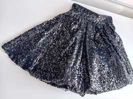 Czarna cekinowa spódniczka mini.