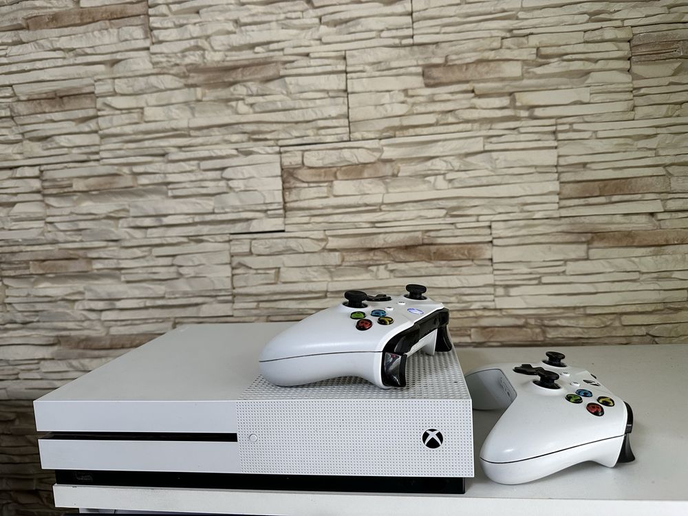 Xbox one S 1TB Pady