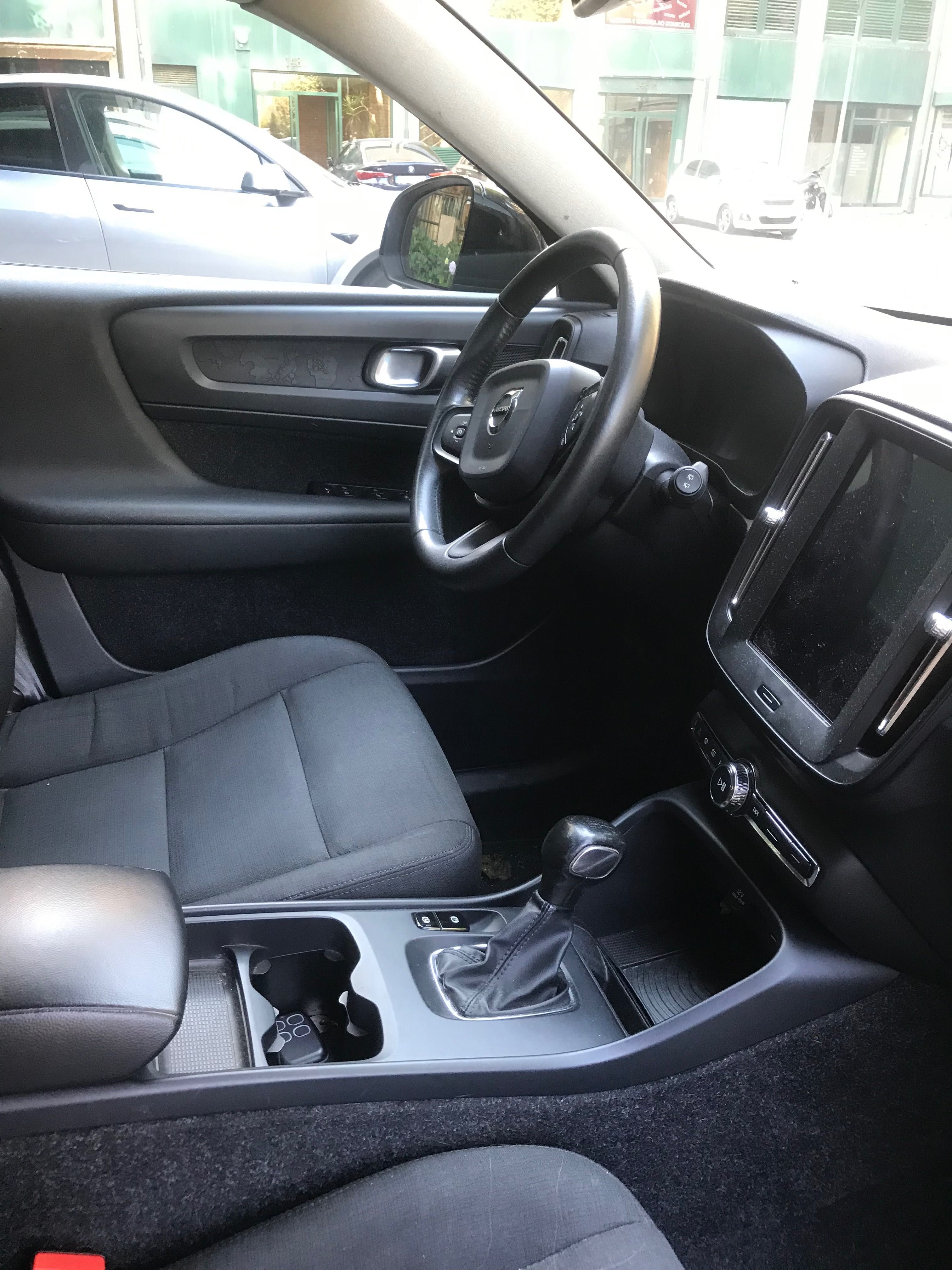 Volvo XC40 T3 nacional usado como novo