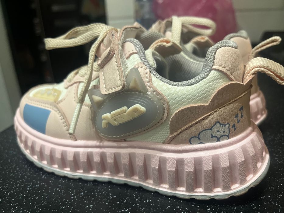 Кросівки для дівчинки 27 р