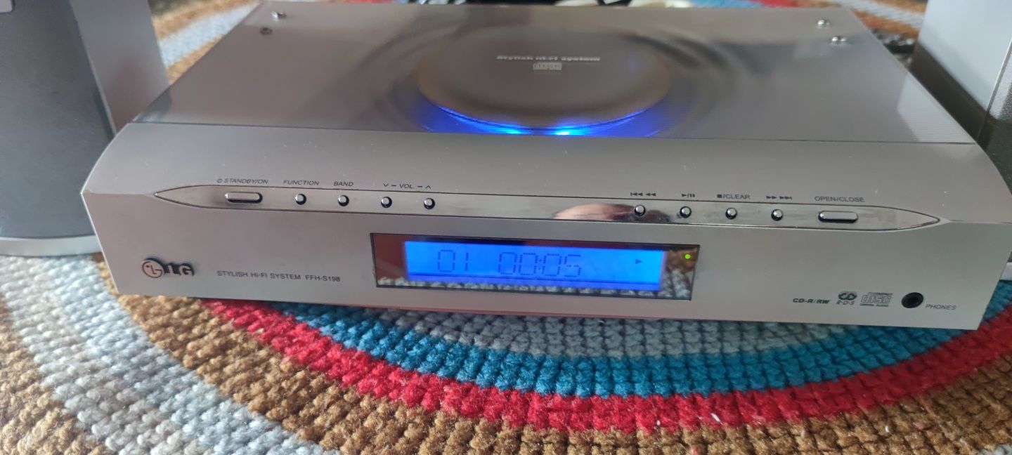 Mini hifi com CDs, RCA IN/ bluetooth incorporado e 2 colunas.