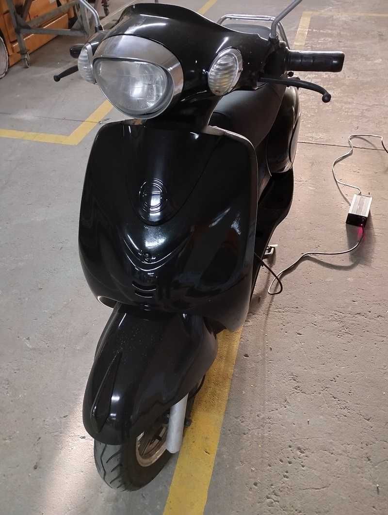 Mota scooter vespa 100% elétrica