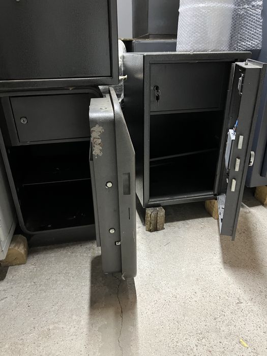 Вогневзломотривкий сейф Safetronics кодовий замок