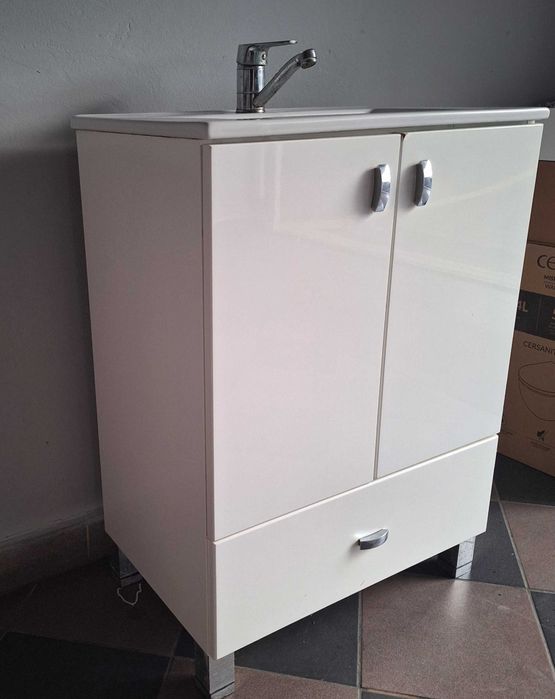 Szafka łazienkowa z umywalką + bateria
