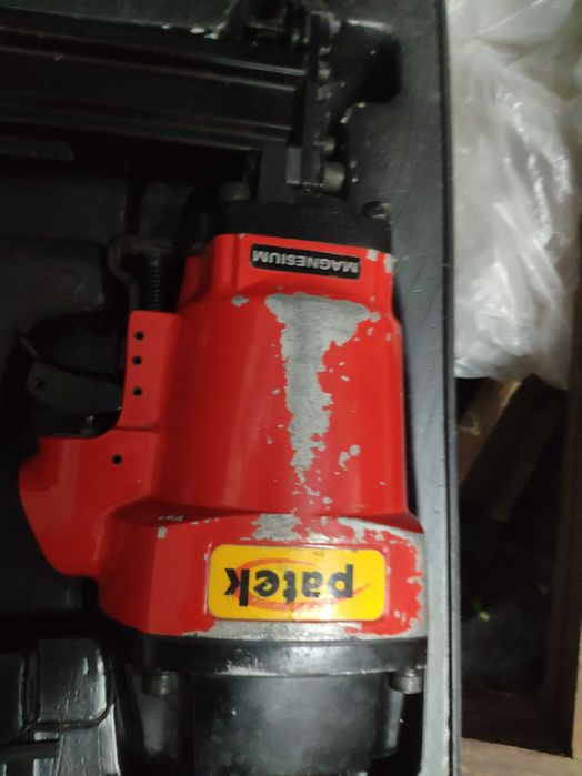 Carpintaria e estofador, aplica pregos e agrafos com compressor