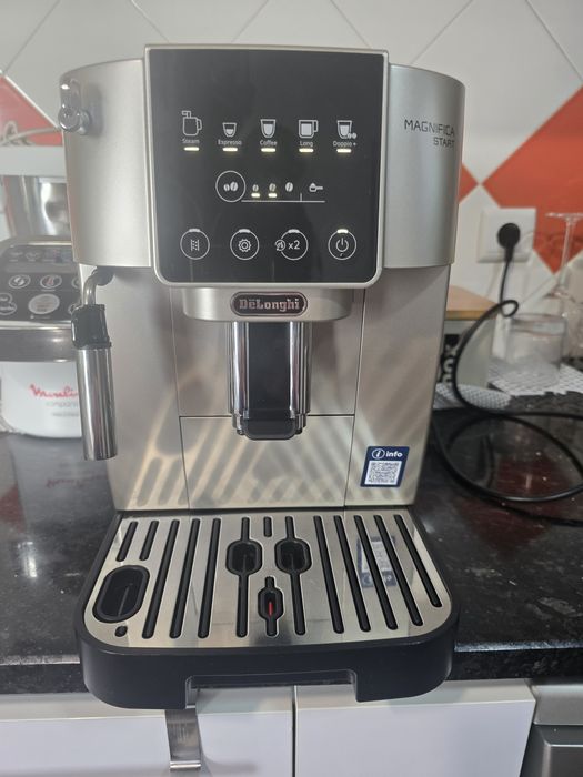 Máquina de café automática delonghi magnifica start.