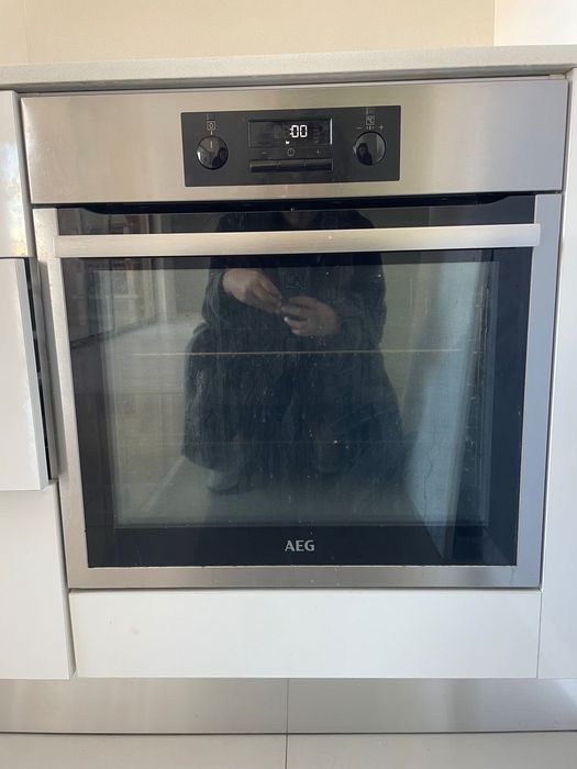 Cozinha branca com pedra