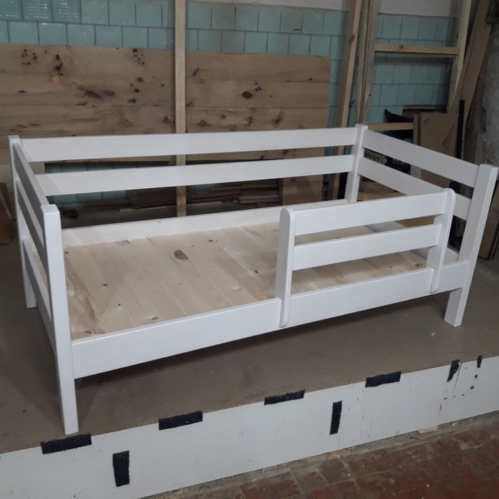 Дерев'яне ліжко з масиву