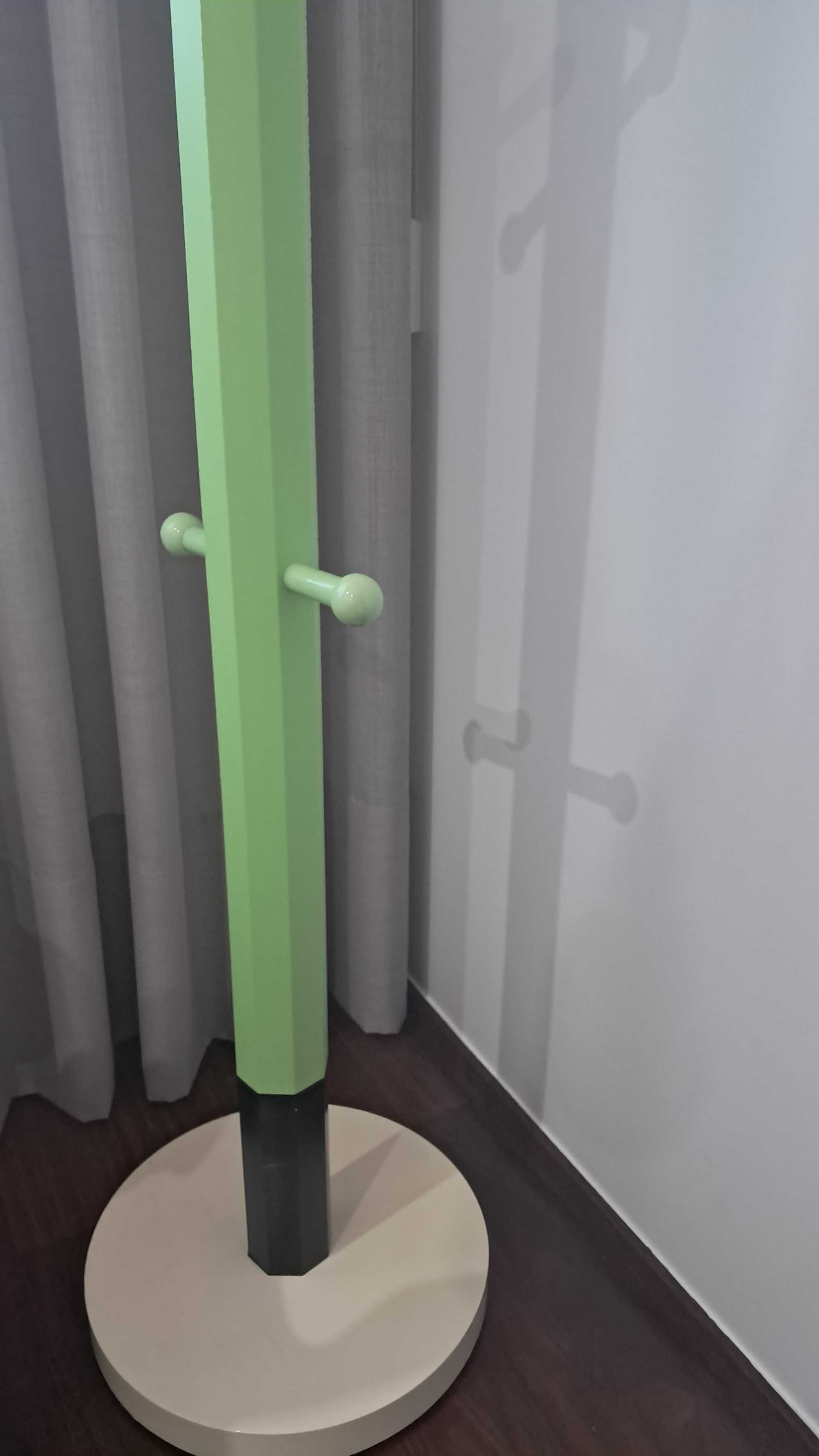 Bengaleiro em forma de lápis de cor para quarto de criança.