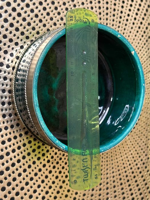 Pote de latão e cerâmica vidrada