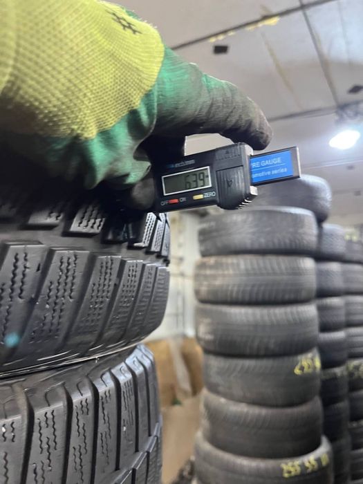 Комплект зимової гуми 235/45/18,  Goodyear