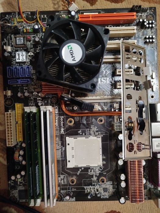 ПРОДАМ КОМПЛЕКТ: материнка MSI (Socket AM2), 4 ГБ DDR2, кулер + фігні