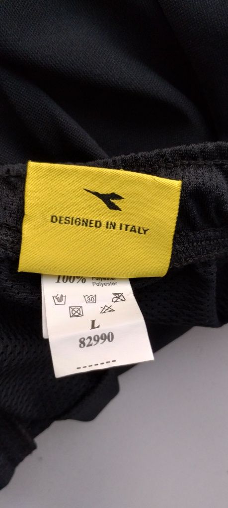 Szorty Diadora Made in Italy  διά δωρέα” (dia-dorea) oznaczaj