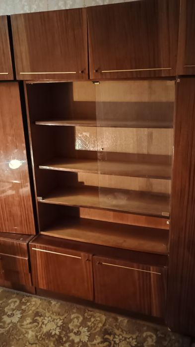 Продается стенка производства СССР с посудой