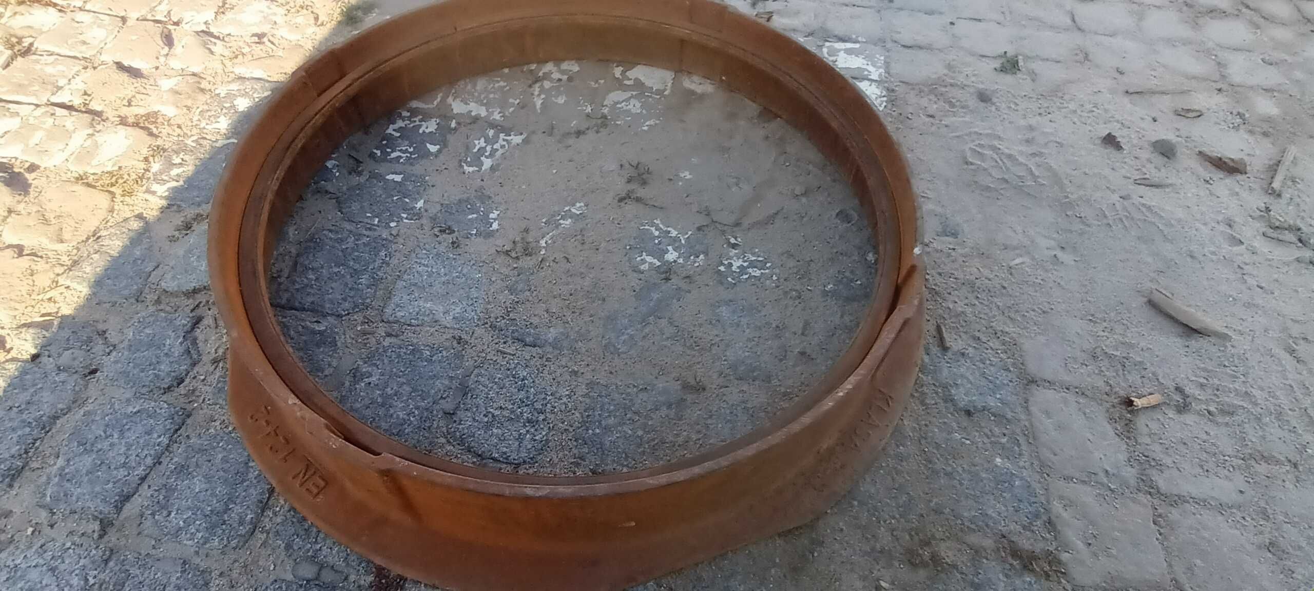 Właz D400 ryglowany z wypełnieniem betonowym