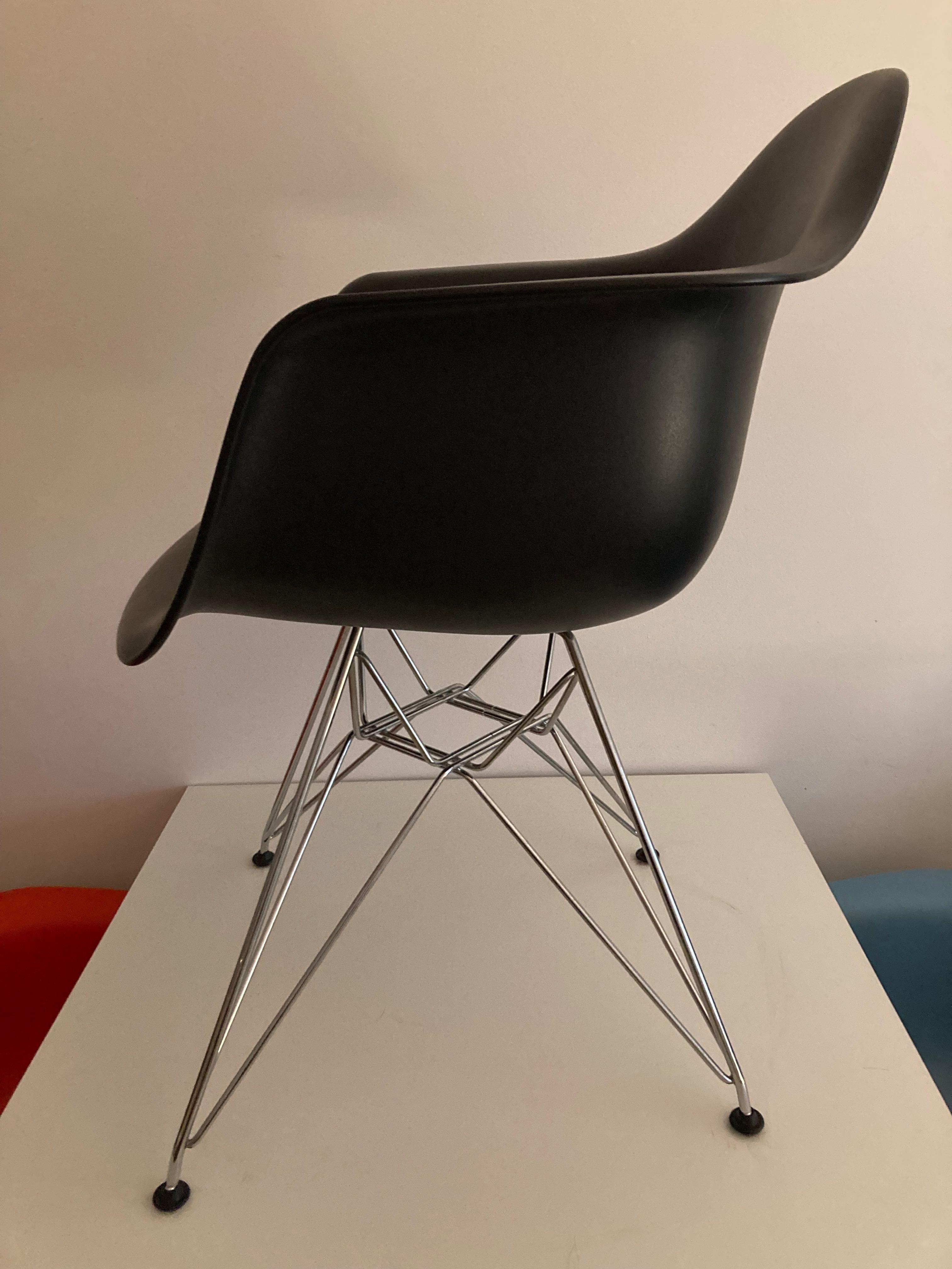 Cadeira original preta Charles & Ray Eames da Vitra para venda