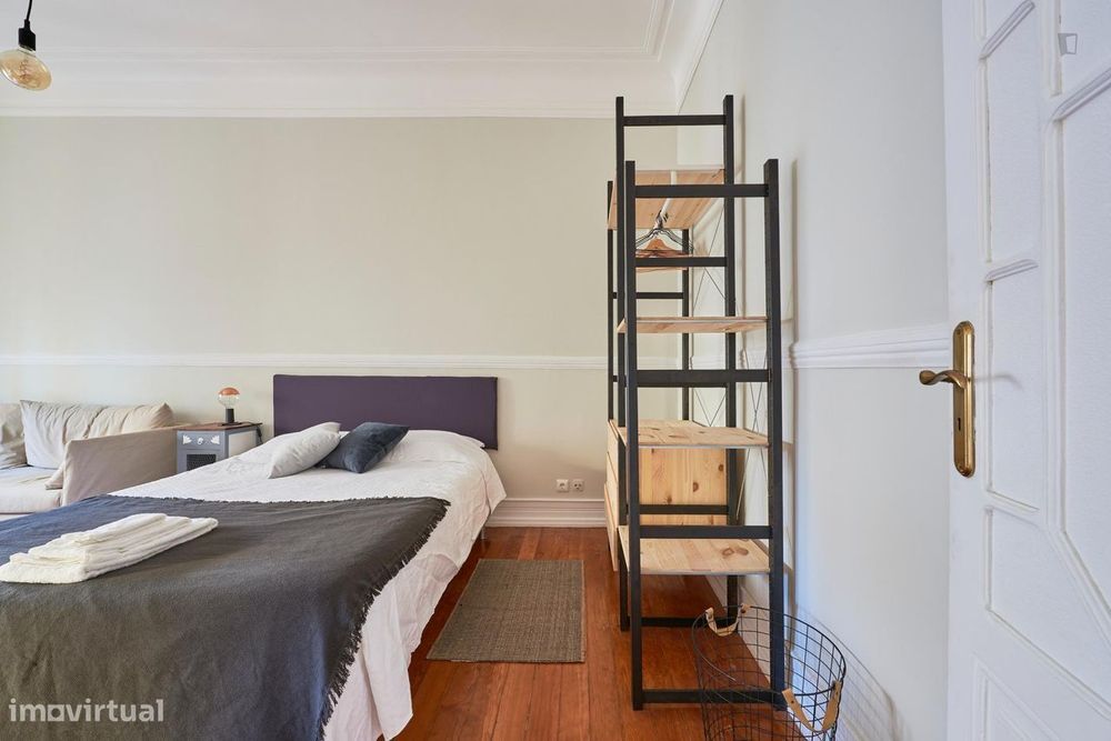 612058 - CP2R6 - Huge bedroom in Campo Pequeno