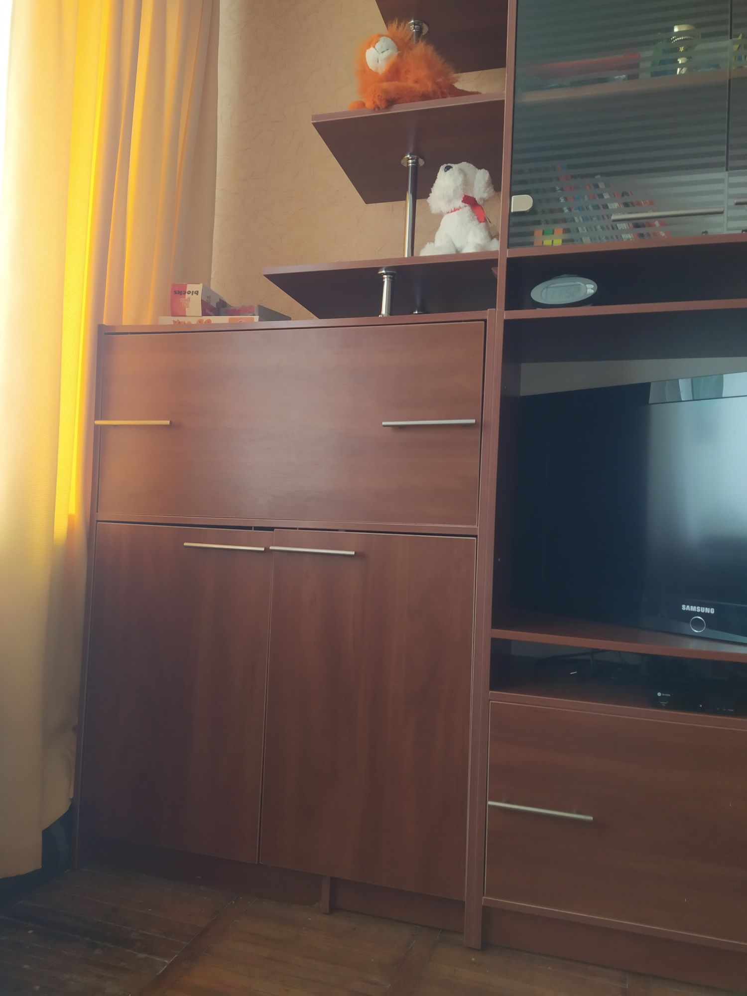 Стенка в кімнату
