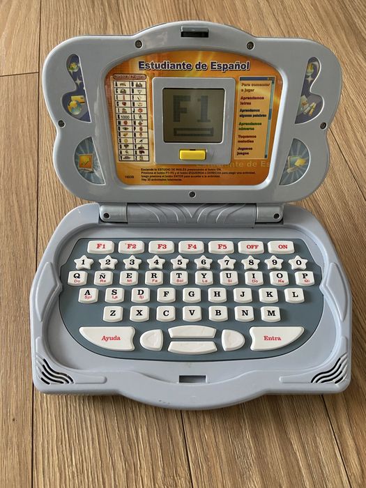 Компʼютер дитячий озвучений іспанською мовою.